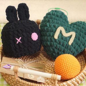 Set đồ len handmade trang trí: Thỏ Đen – Trái Tim Xanh – Quả Cam