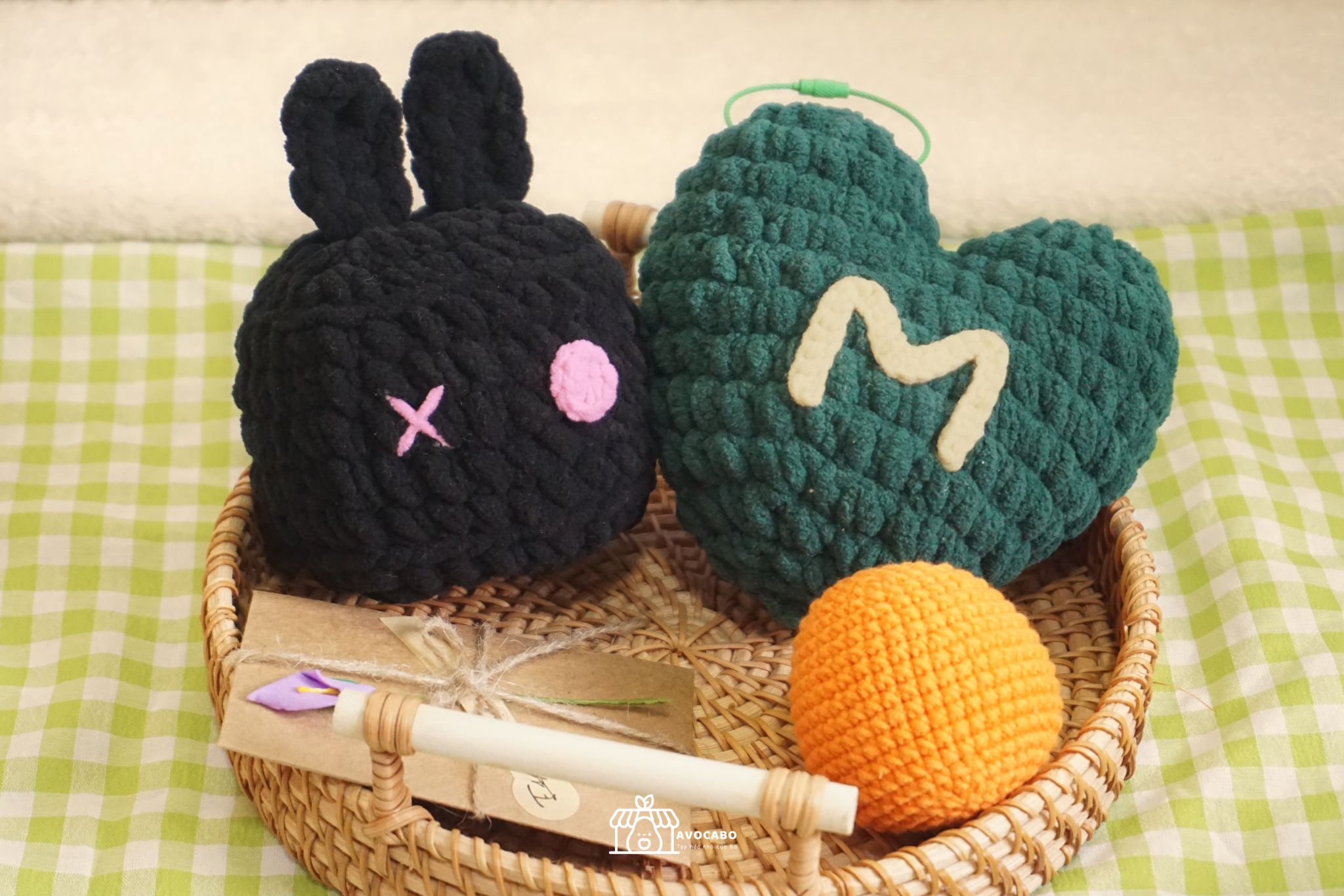 Set đồ len handmade trang trí: Thỏ Đen – Trái Tim Xanh – Quả Cam